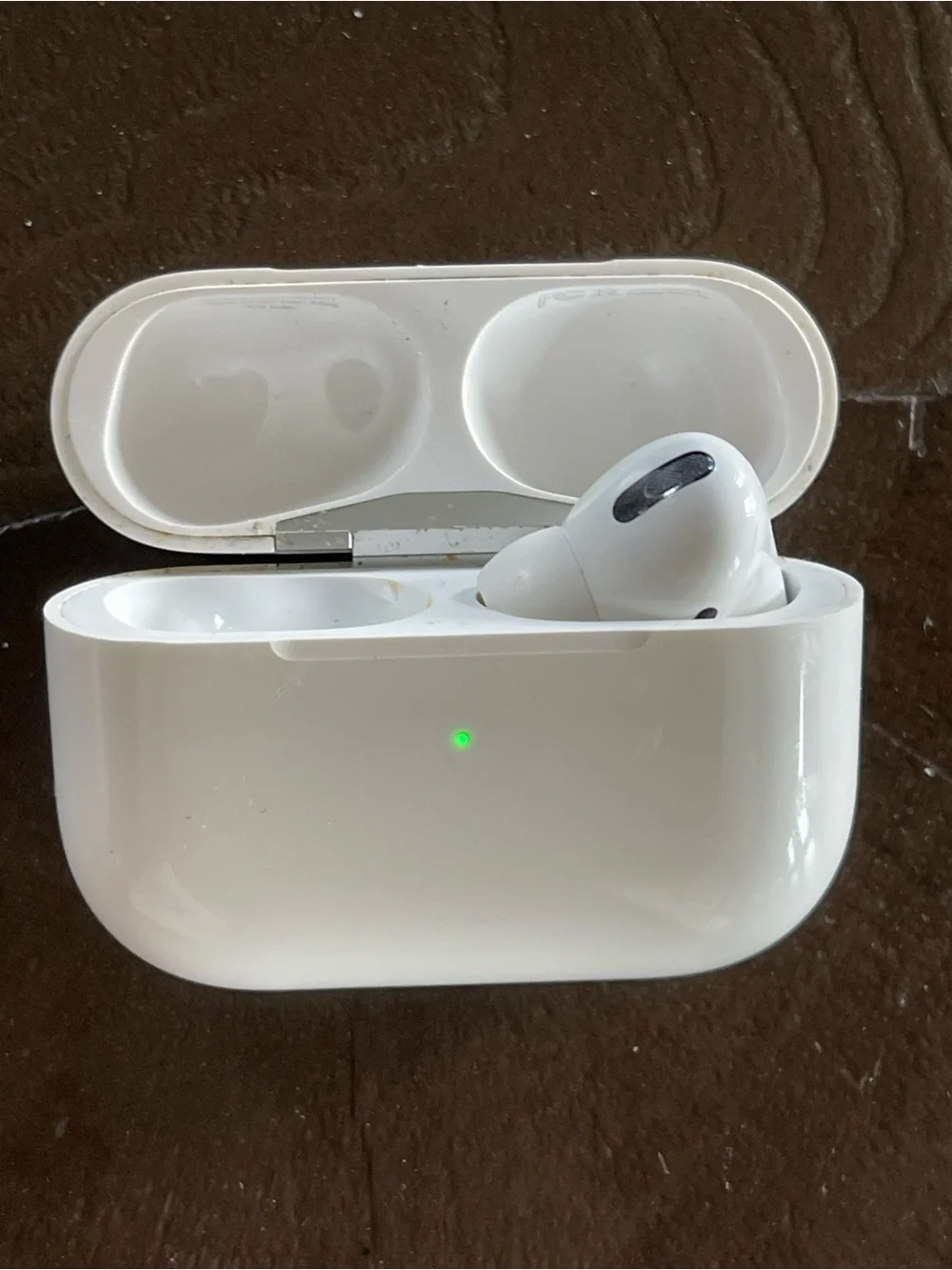 Apple AirPods Pro - Right airpod and Charging Case